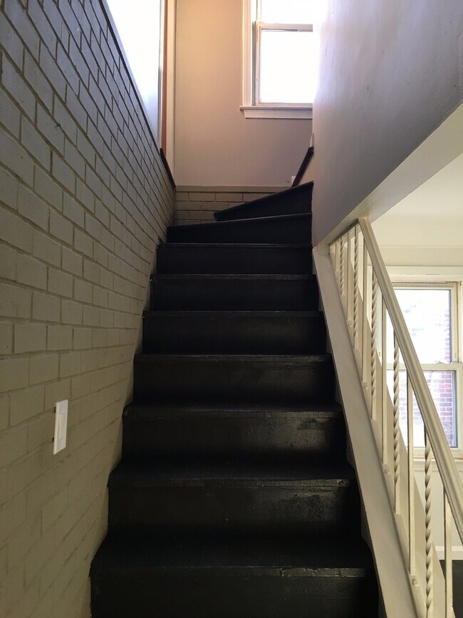 Building Photo - Spacious Royal Oak Bungalow