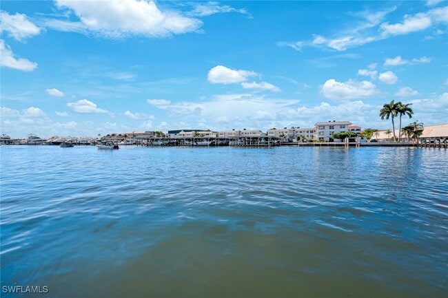 Foto del edificio - 800 River Point Dr