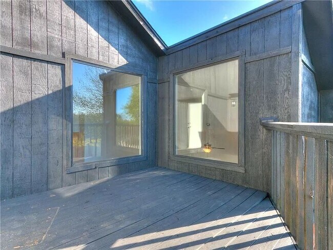 Foto del edificio - Moore School District, Vaulted Ceilings in...