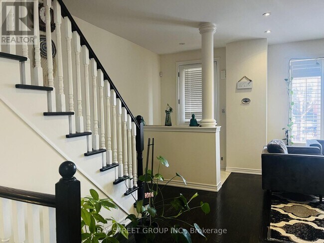 Photo du bâtiment - 571 Sixteen Mile Dr