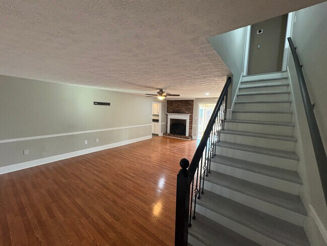 Building Photo - 404 Lake Front Dr