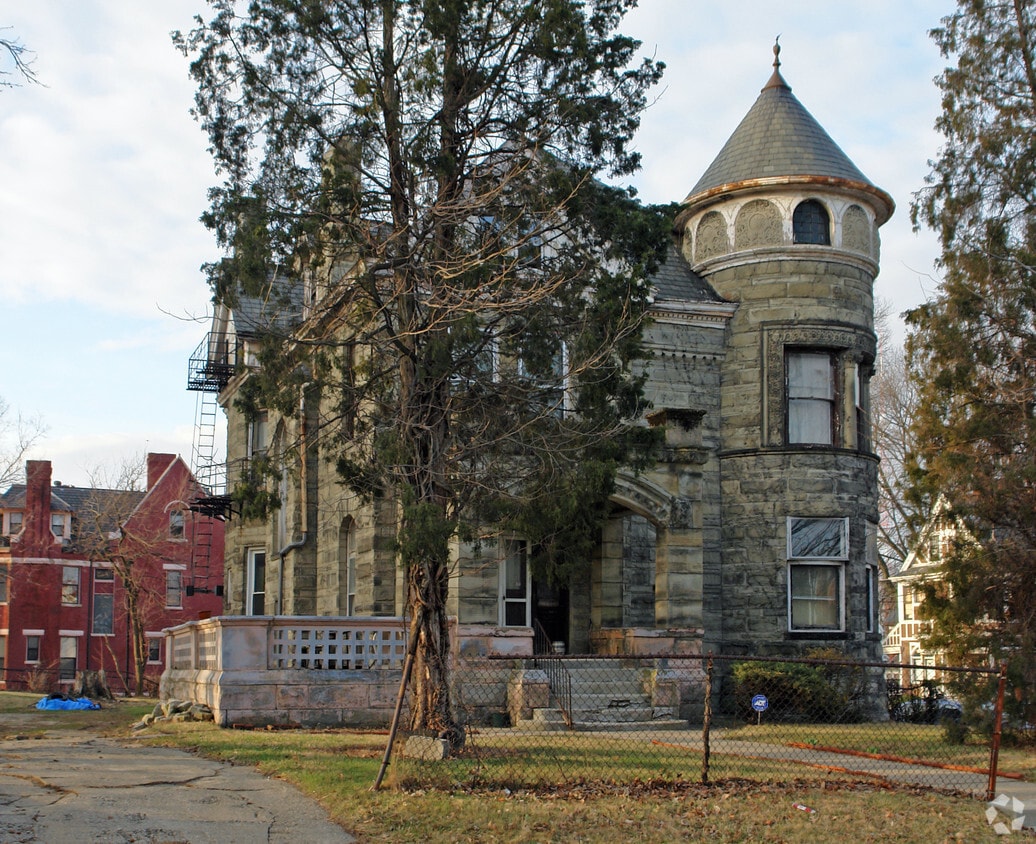 Building Photo - 835 Beecher St