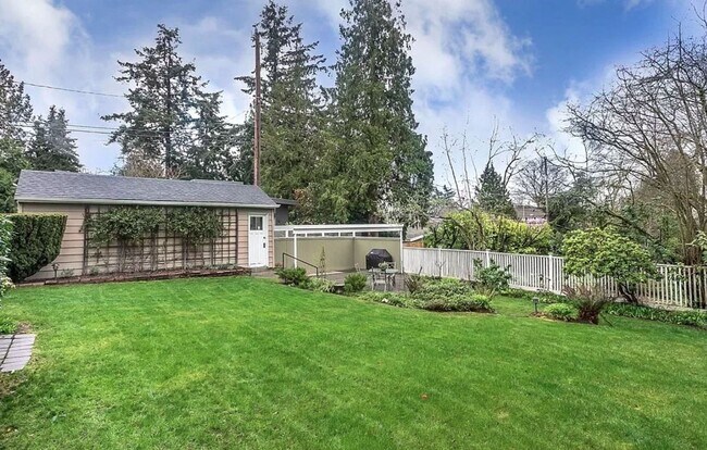 Building Photo - Seward Park Home