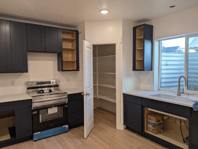 Building Photo - 1595 S 300 W