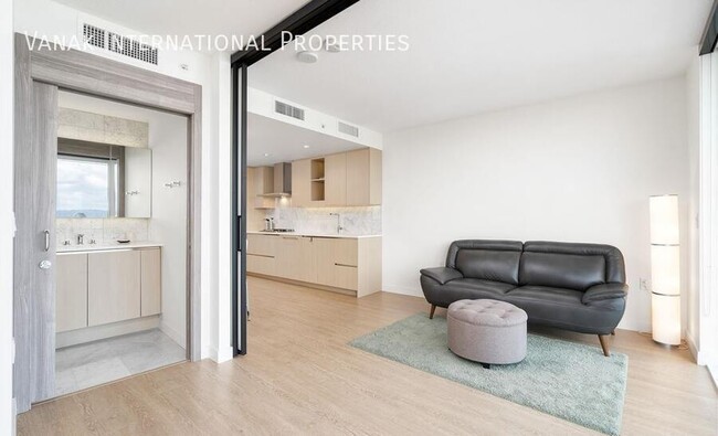 Photo du bâtiment - Modern 1-Bedroom Apartment with Stunning V...