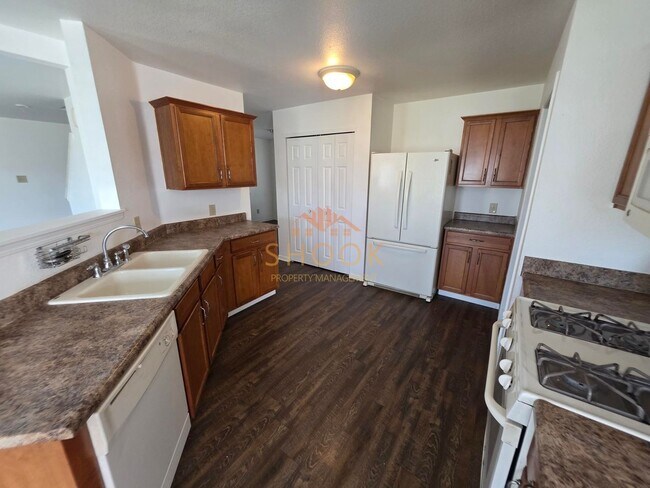 Building Photo - SOUTH SIDE LARGE 3 BR HOME