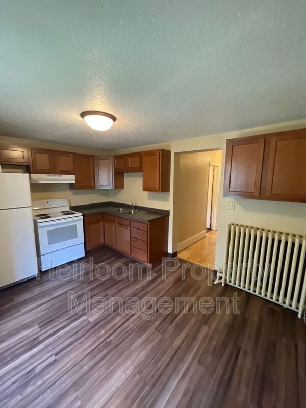 Building Photo - 327 W 4th St