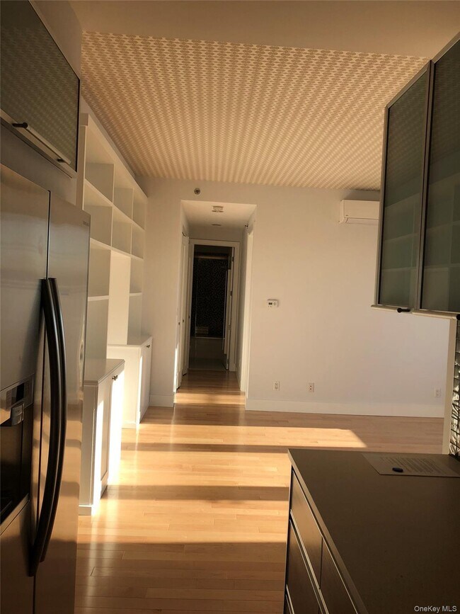 Foto del edificio - 10-50-50 Jackson Ave