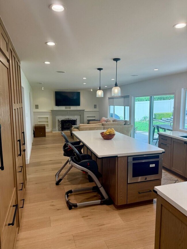 Building Photo - Spacious 6BR House in La Jolla
