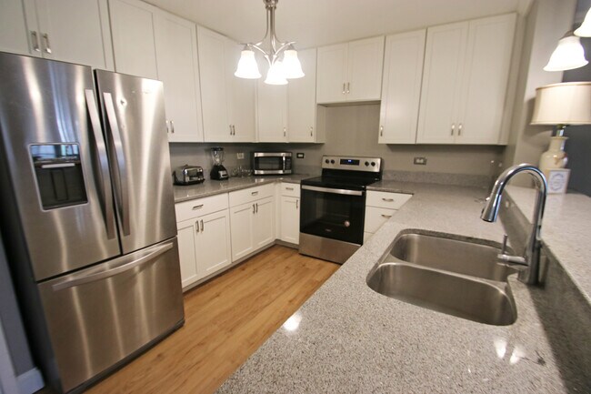 Building Photo - 1613 Silverstone Dr