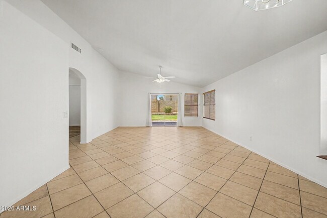 Foto del edificio - 12548 W Roanoke Ave