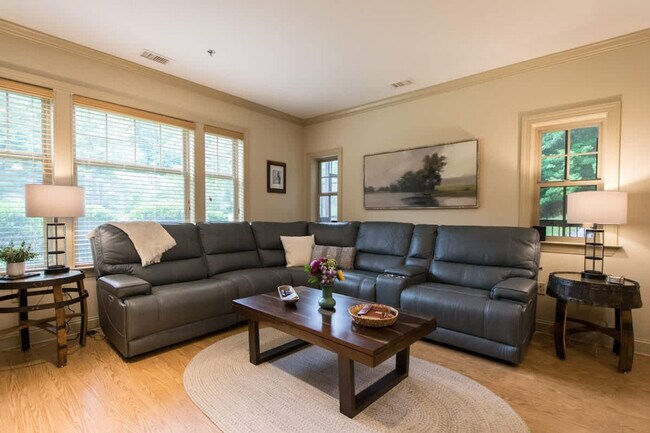 Building Photo - 1560 Country Club Dr