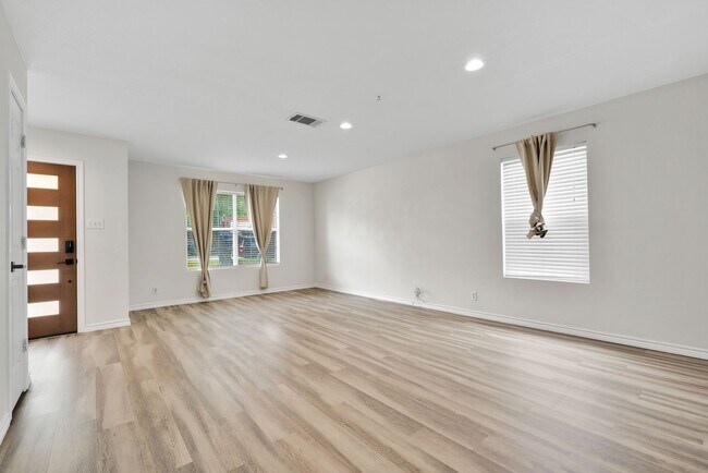 Building Photo - Charming 4 Bedroom Home!
