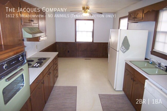 Building Photo - Very Clean 2 Bedroom 1 Bath 1 Car Garage D...