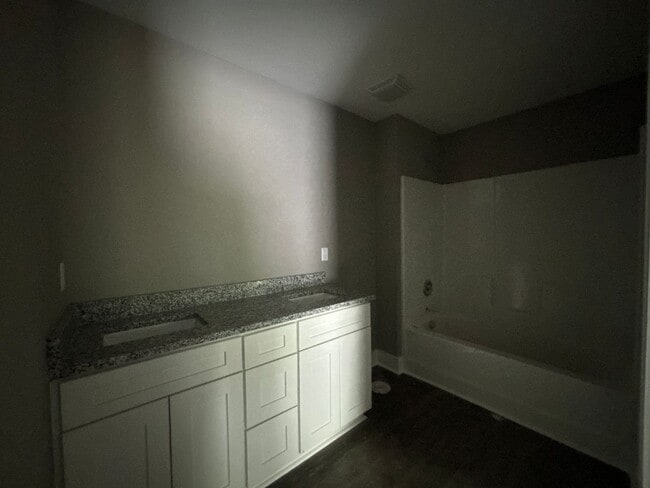 Building Photo - 1344 Park St