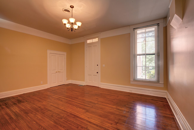 Spacious living room - 1508 Highland Ave