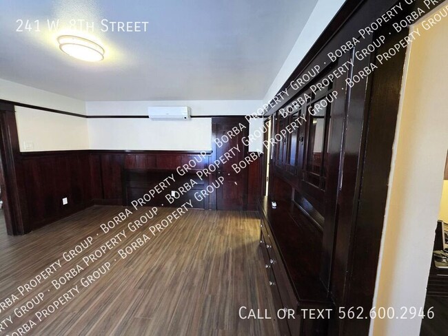 Foto del edificio - 241 W 8th St
