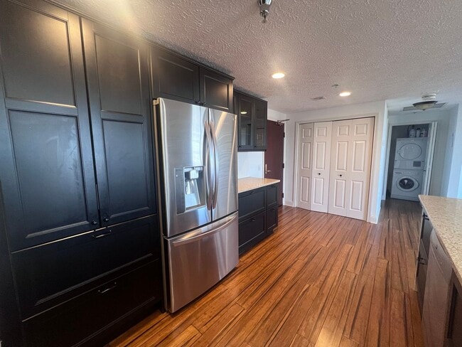 Building Photo - Downtown Grand Rapids condo overlooking the Grand River!