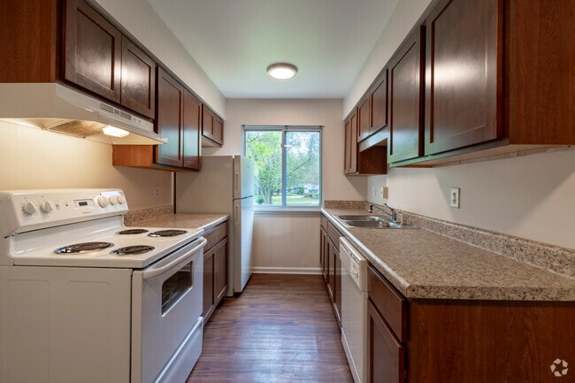 2BR, 1BA - 842SF- Kitchen - Huntington Circle Apartments