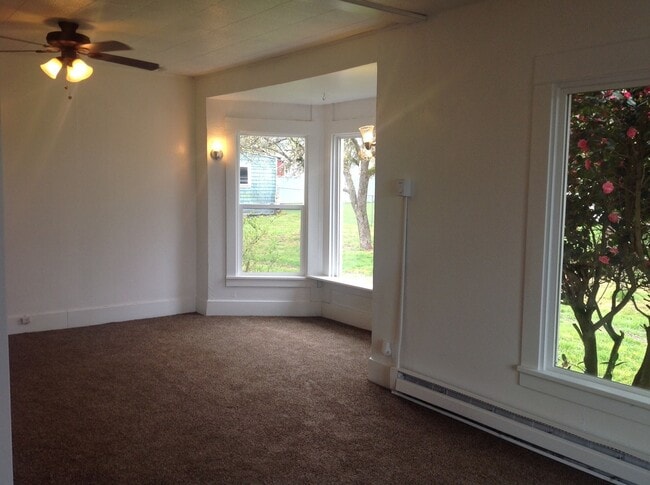Building Photo - Charming Home for Lease in Town!