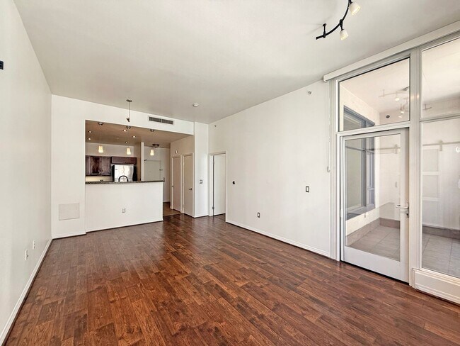 Building Photo - Modern Downtown Condo – 2BR/1BA in the Hea...