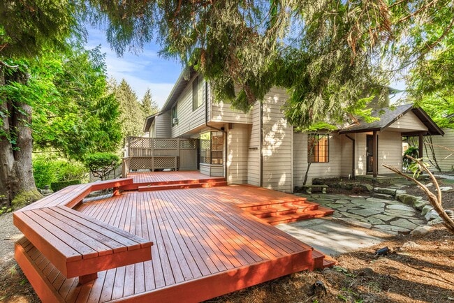 Building Photo - 3BD 2BA Townhouse - 1 Car Detached Garage