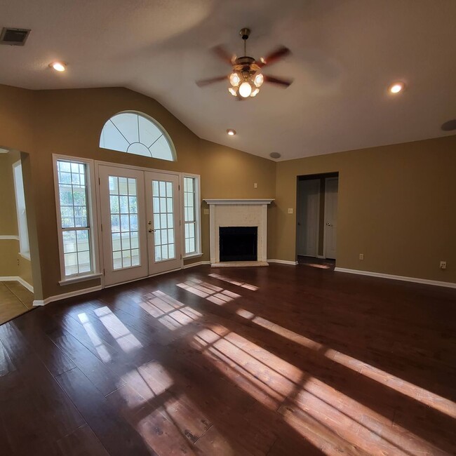Foto del edificio - 2403 Spring Valley Cir