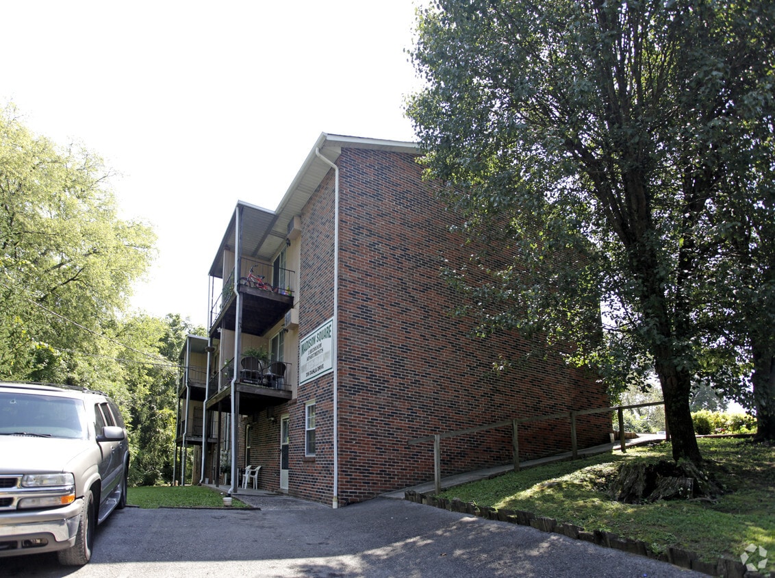 Building Photo - 206 Dahlia Dr