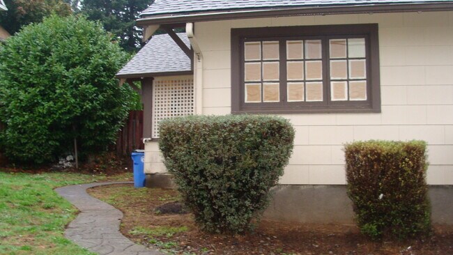 Building Photo - Lovely Camas Home