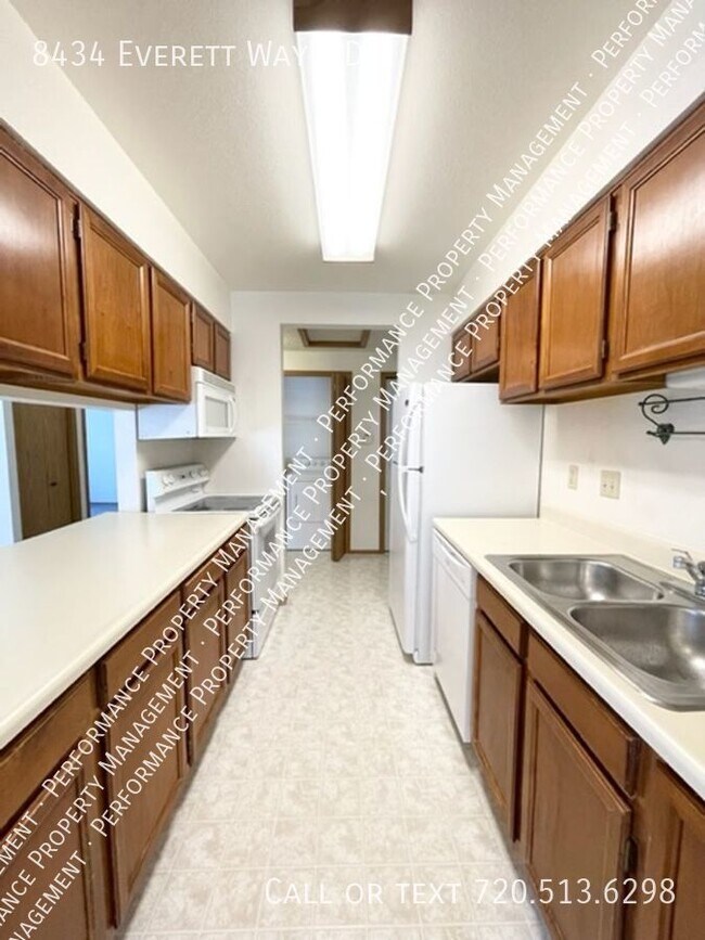 Building Photo - Lovely End Unit Condo Located in Beautiful...