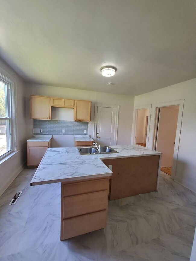 Foto del edificio - 223-225 E Burleigh St. (Duplex)