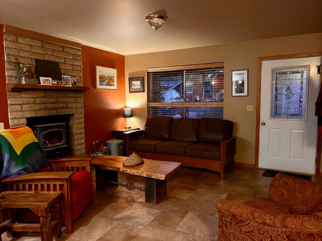 Foto del edificio - 1120 N Hemlock Way