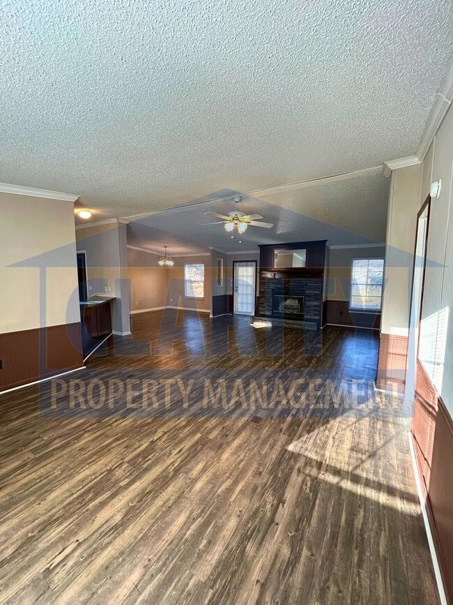 Building Photo - Three bedroom, single level home in Old Fo...