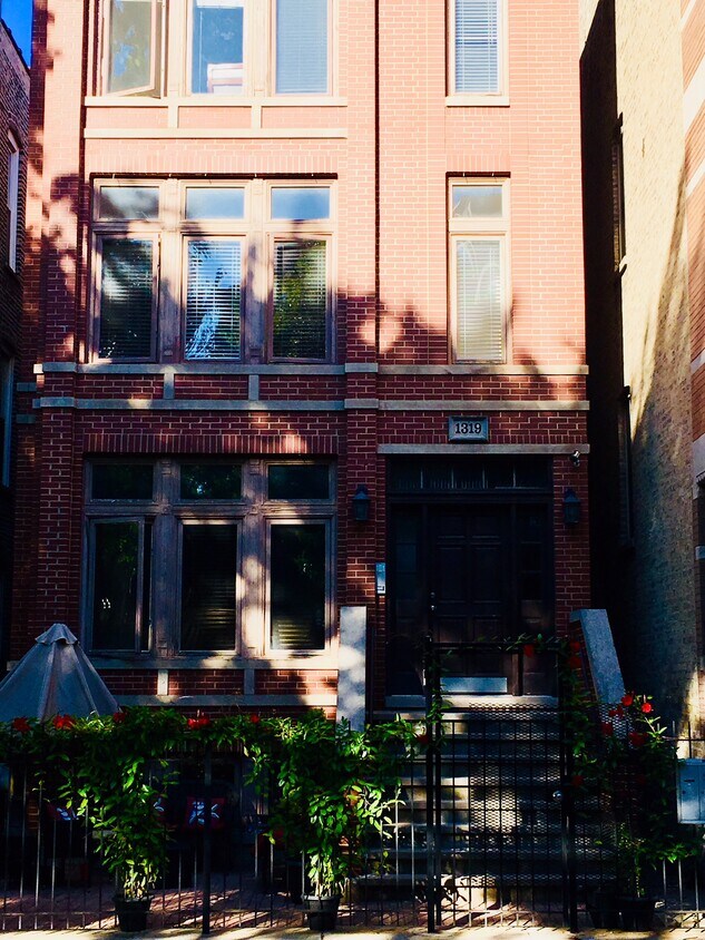 Primary Photo - 1319 N Wicker Park Ave
