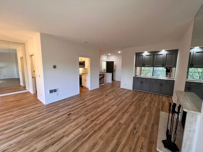Foto del edificio - RENOVATED TWO BEDROOM TWO AND HALF BATH CO...