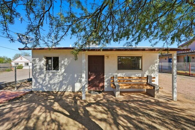 Foto del edificio - Charming Tucson Rental: 1BR/1BA with Spacious Yard - Pet Friendly!