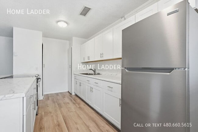 Building Photo - 1332 W 5th St
