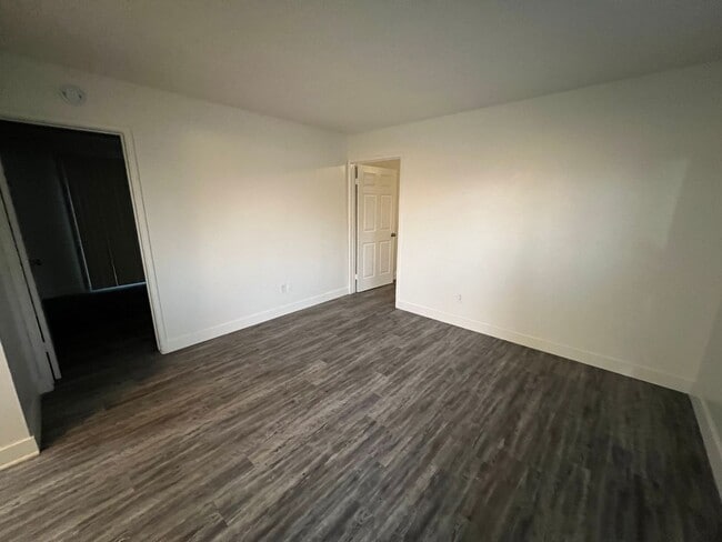 Building Photo - 2 Bed/1 bath Condo - Electricity Included ...