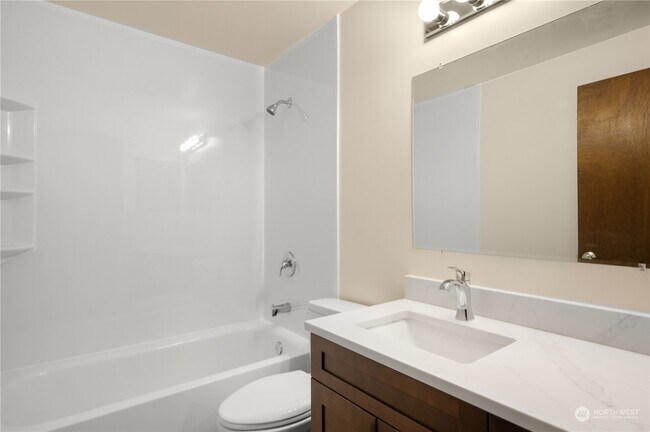 La unidad cuenta con un baño completo remodelado. - 3033 21st Ave W