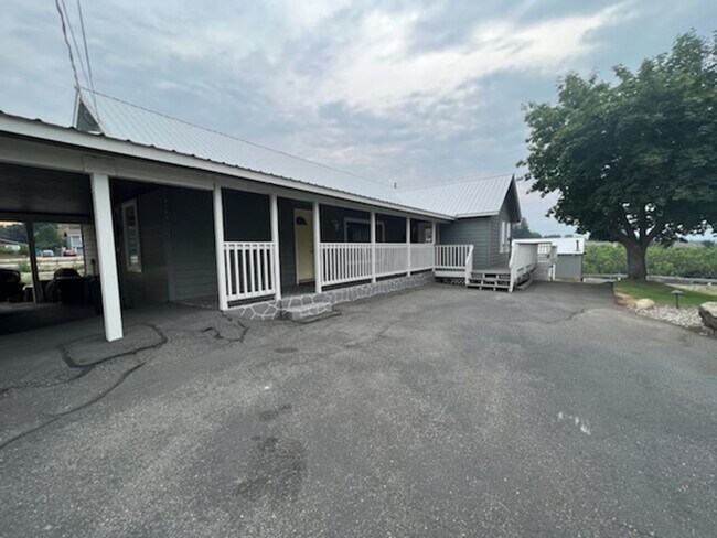 Foto del edificio - Spacious 2 bed/1 bath with Water/Sewer/Ele...