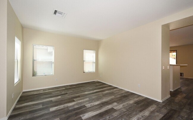 Foto del edificio - BEAUTIFUL 3 BEDROOM PLUS HUGE LOFT  for RENT