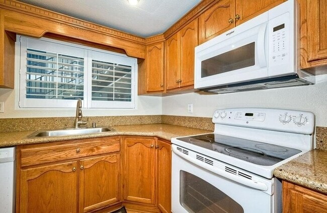 Foto del edificio - First-Floor 2BR Condo with Pool Access & Covered Parking in La Bonita