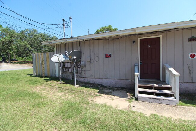 Building Photo - 2-Bedroom Apartment with Walk-In Closet & ...