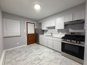 Building Photo - 5009 N River Rd