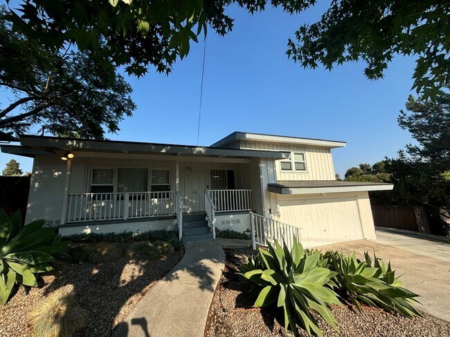 Foto del edificio - 6 Bed/ 5 Bath on Campanile! Large back area!