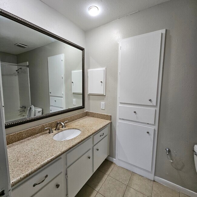 Building Photo - 712 Augusta Dr