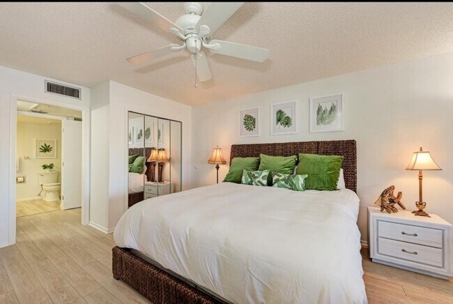 Foto del edificio - 9076 Midnight Pass Rd