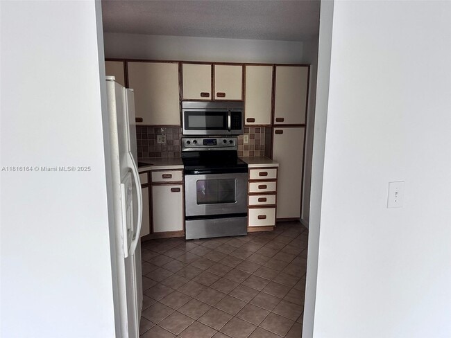 Building Photo - 2526 Carambola Cir N