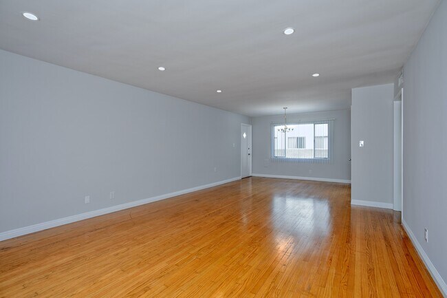 Building Photo - 614 Sunset Blvd