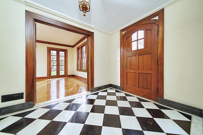 Foto del edificio - Stunning English Tudor 4BE/3.5BA in PRIME ...